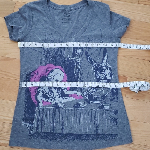 Like New! Alice in Wonderland Tee-Shirt size M - Picture 5 of 9